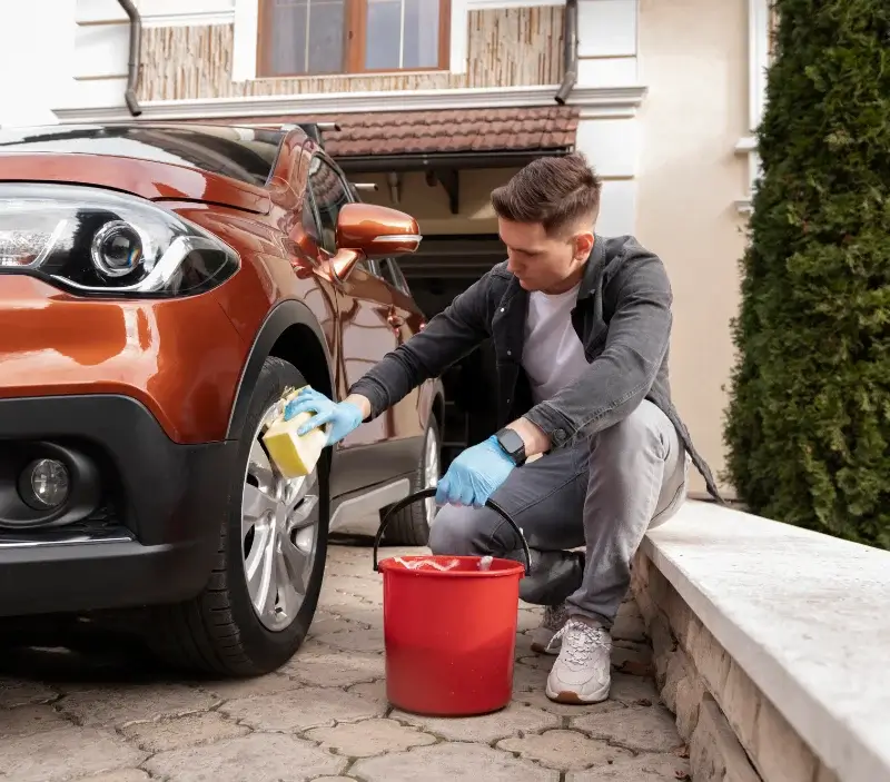 Lavage auto à domicile Achères : professionnel intervenant sur un véhicule
